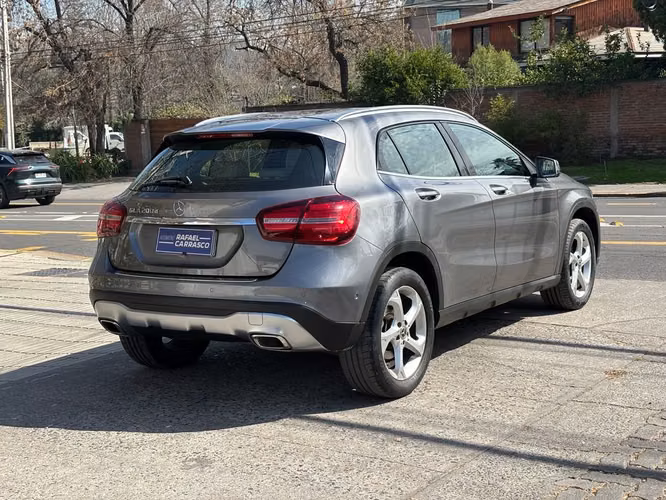 MERCEDES-BENZ GLA 200 2017