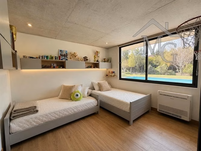 Casa en arriendo de 4 dorm. en Chicureo Colina