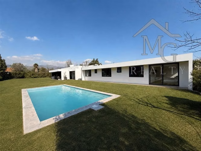 Casa en arriendo de 4 dorm. en Chicureo Colina