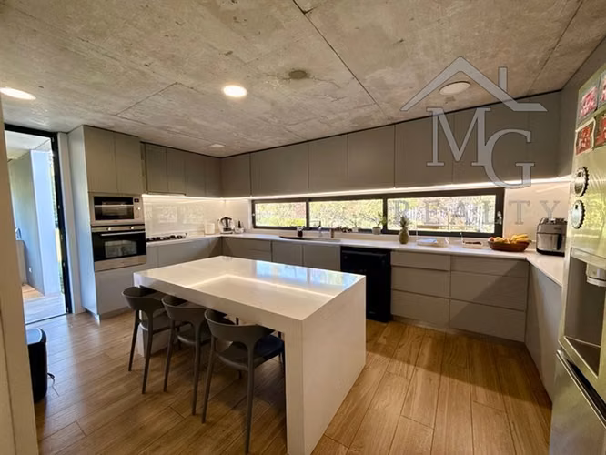Casa en arriendo de 4 dorm. en Chicureo Colina
