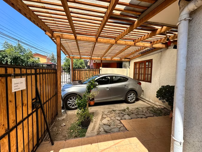 Casa familiar con 4 dormitorios, patio y estacionamiento en Los Andes