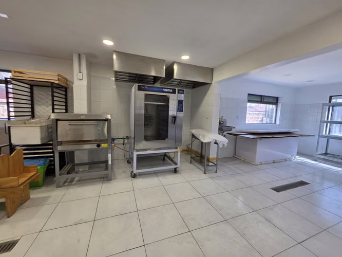 ARRIENDO LOCAL COMERCIAL IDEAL PASTELERÍA O SUSHI - Imagen 19