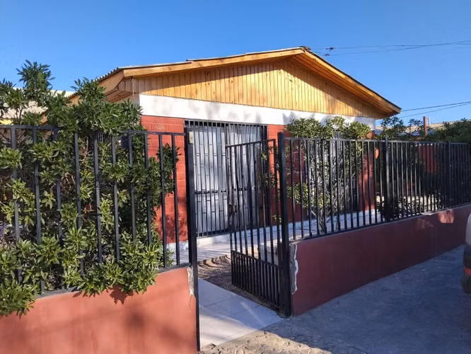 SE ARRIENDA CASA DE UN PISO EN CONDOMINIO LOS CONQUISTADORES