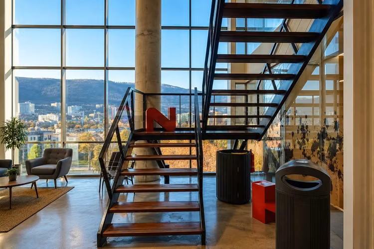Comparte:  oficina amoblada 200m2 52uf mes.