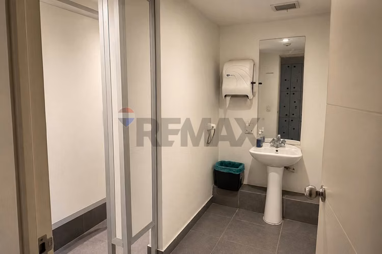 Comparte:  oficina amoblada 200m2 52uf mes.