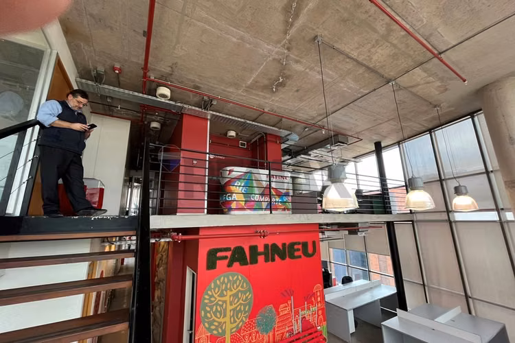 Comparte:  oficina amoblada 200m2 52uf mes.