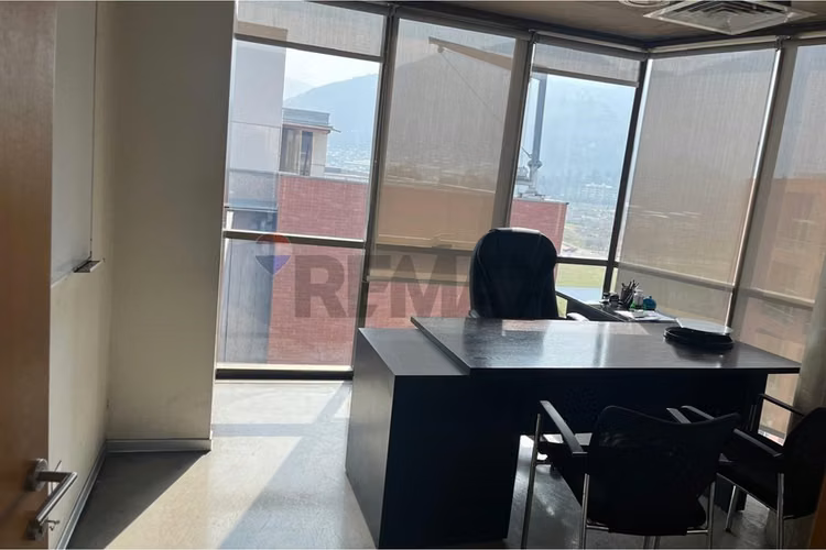 Comparte:  oficina amoblada 200m2 52uf mes.