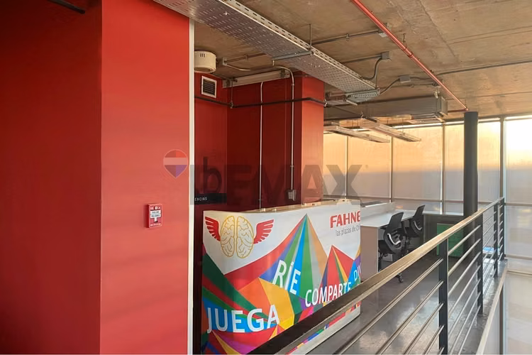 Comparte:  oficina amoblada 200m2 52uf mes.