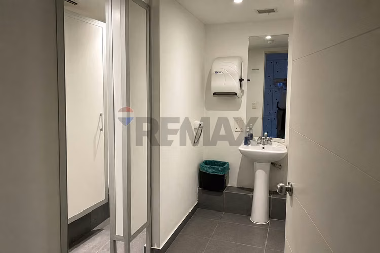 Comparte:  oficina amoblada 200m2 52uf mes.
