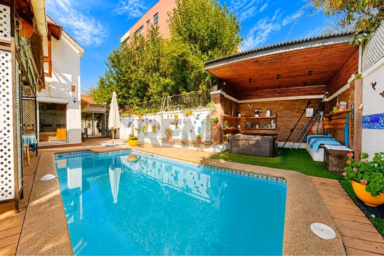 Casa amplia y remodelada en providencia - Imagen 2