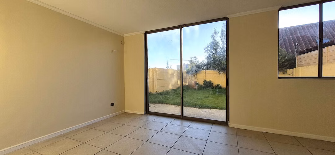 Venta de linda casa recién remodelada, 3 dormitorios, en Peñablanca. 121 M$.
