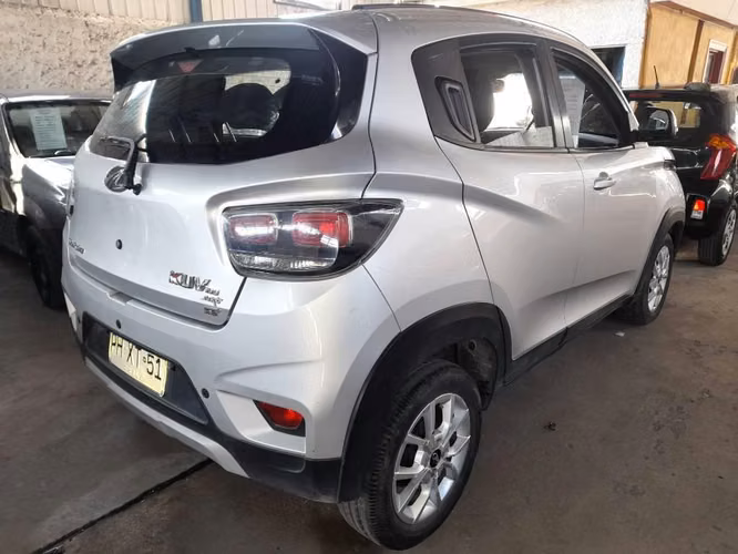Mahindra kuv 100  2021