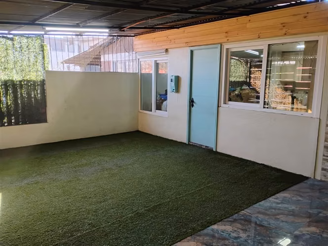 Casa remodelada de 3 dormitorios con 2 estacionamientos. - Imagen 1