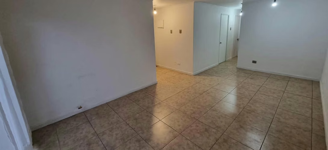 Casa 3 dormitorios, 2 baños, entrada de auto, excelente estado.