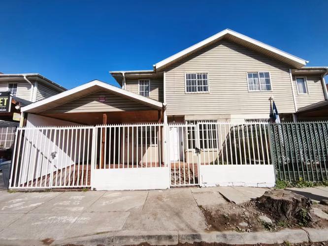 ACOGEDORA CASA FAMILIAR EN CONJUNTO SANTA MARÍA DE MAIPÚ