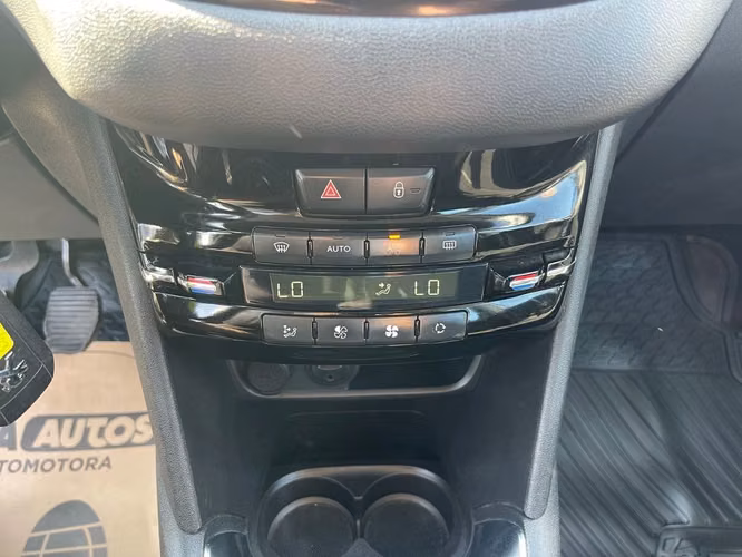 PEUGEOT 208 2018 - Imagen 16