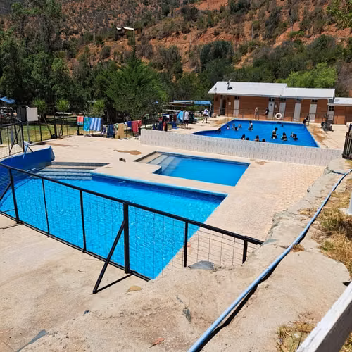 Se vende parcela con pozas y piscinas en Qda Alvar