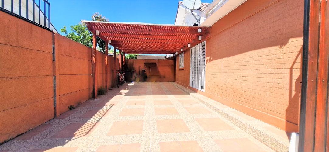 Venta de hermosa casa esquina en paradero 14 - La Cruz, Quillota. 148 M$.