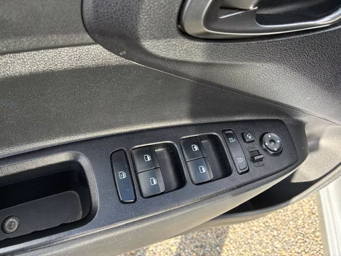 HYUNDAI GRAND I10 1.2 FULL – 2023 - Imagen 9