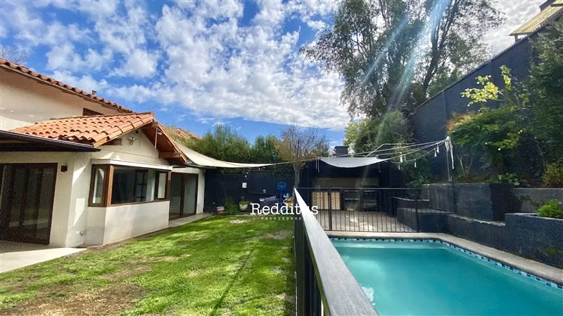 Casa en venta remodelada de 5 dormitorios más servicio