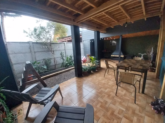 SE VENDE AMPLIA CASA 4 DORM 2 BAÑOS 3 ESTAC. EN PARQUE RAUQUEN CURICÓ REGIÓN DEL MAULE