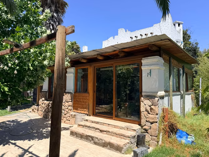 CASA DE ESTILO MEDITERRÁNEO CON DISEÑO ÚNICO | 160 m² CONST. EN PARCELA DE 1.200 m² - Imagen 2
