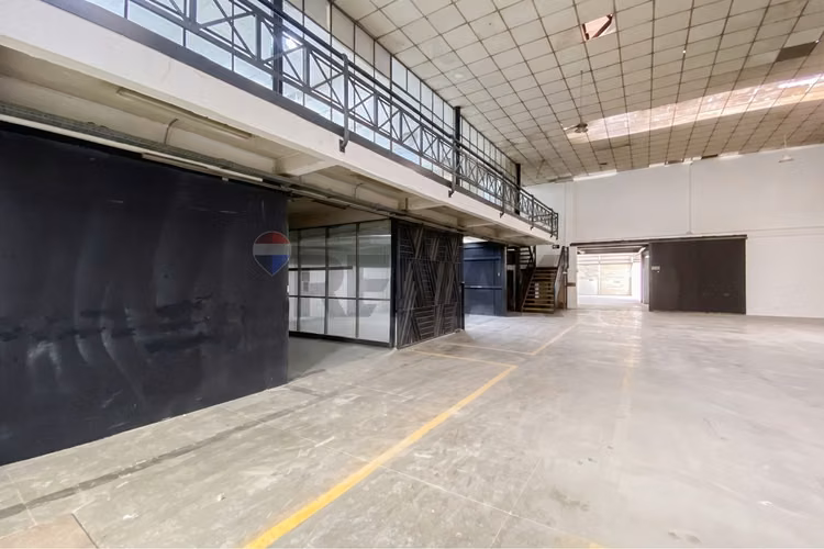 Edificio oficinas con bodegas, mapocho