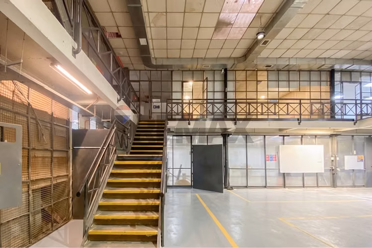 Edificio oficinas con bodegas, mapocho