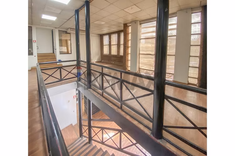 Edificio oficinas con bodegas, mapocho