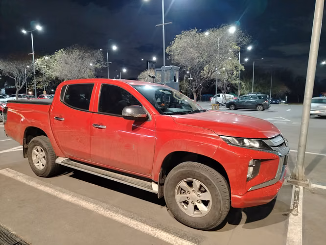 Camioneta l200 como nueva - Imagen 4