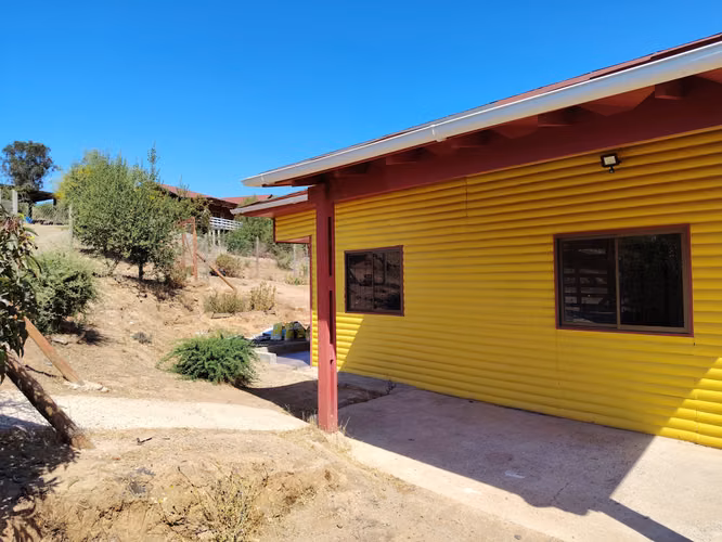 SE VENDE PARCELA CON DOS CASAS MEDIA HECTAREA URBANIZADA