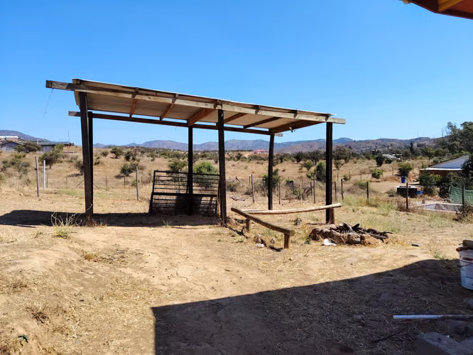 SE VENDE PARCELA CON DOS CASAS MEDIA HECTAREA URBANIZADA