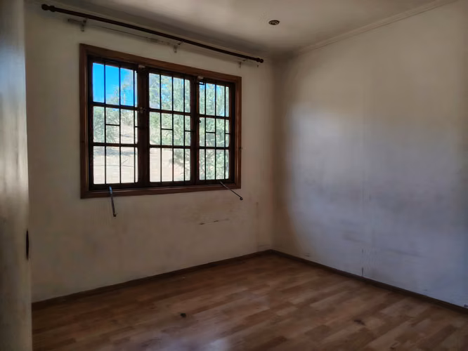 SE VENDE PARCELA CON DOS CASAS MEDIA HECTAREA URBANIZADA