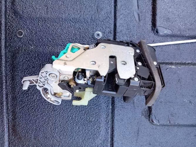CHAPA PUERTA TRASERA IZQUIERDA MAXUS T60