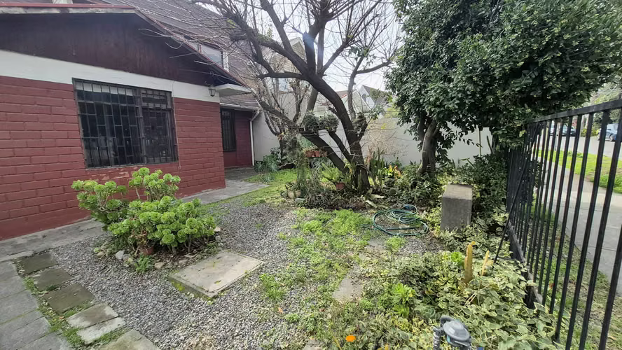 CASA EN LAS CONDES  EXCELENTE CONECTIVIDAD ENTRE ESTORIL Y CAMPANARIO