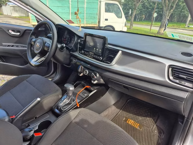 Vendo kia rio 4 automático año 2022 - Imagen 2