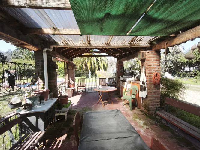 GRAN CASA COLONIAL RODEADA DE JARDINES EN AMPLIO TERRENO - Imagen 11
