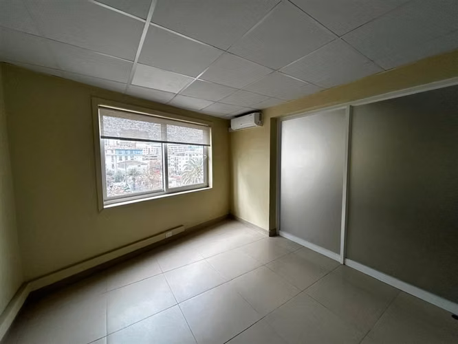 OFICINA Oficina en arriendo, sin gastos comunes, a pasos del Costanera Center
