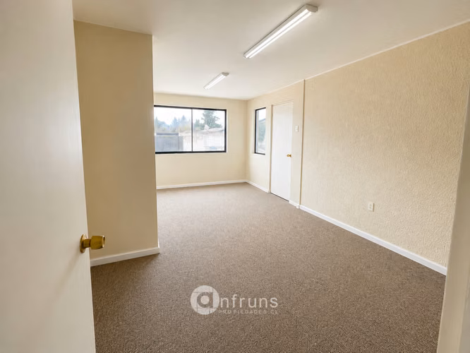En Arriendo Oficina o Local en calle Parra /Condell