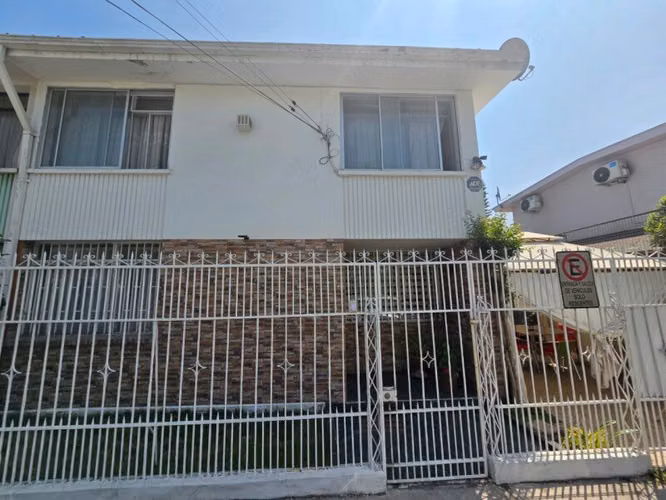 Impecable casa familiar remodelada y segura