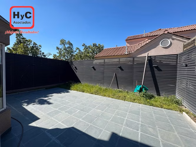 Casa Arriendo 3D+3B+1E - Condominio en Valle lo Campino