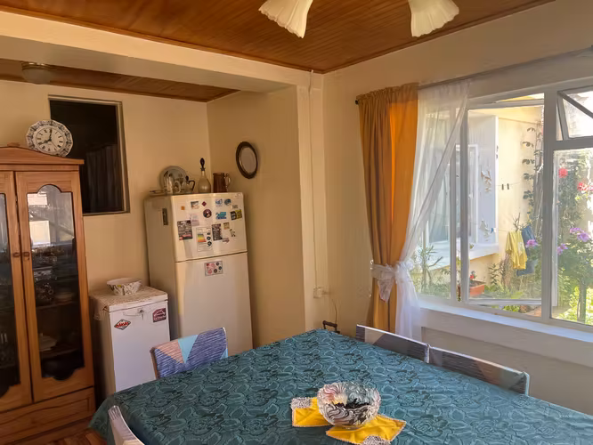 Vendo amplia casa de 2 pisos en F.de Petris 2340
