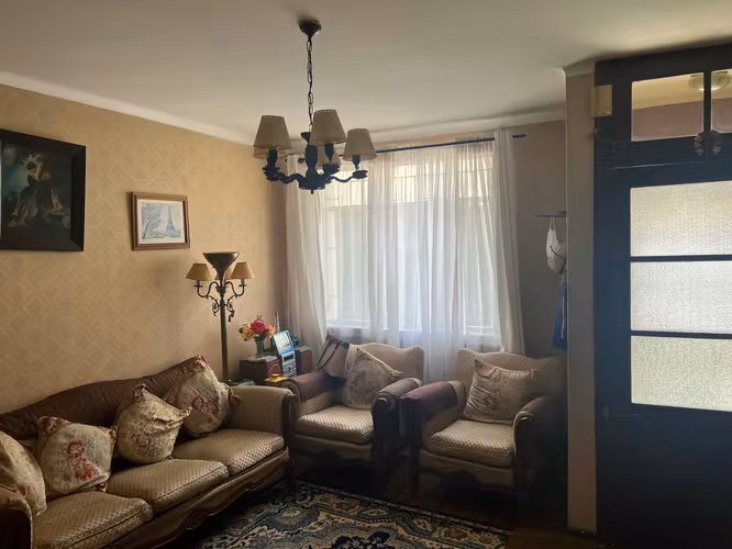 Vendo amplia casa de 2 pisos en F.de Petris 2340