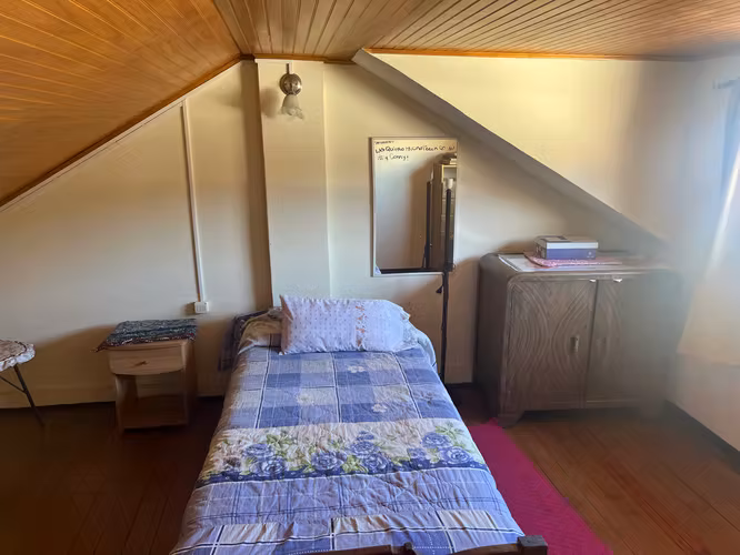 Vendo amplia casa de 2 pisos en F.de Petris 2340