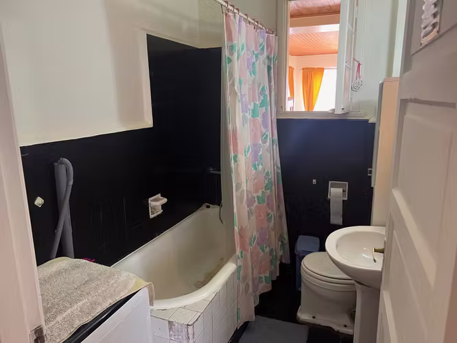 Vendo amplia casa de 2 pisos en F.de Petris 2340