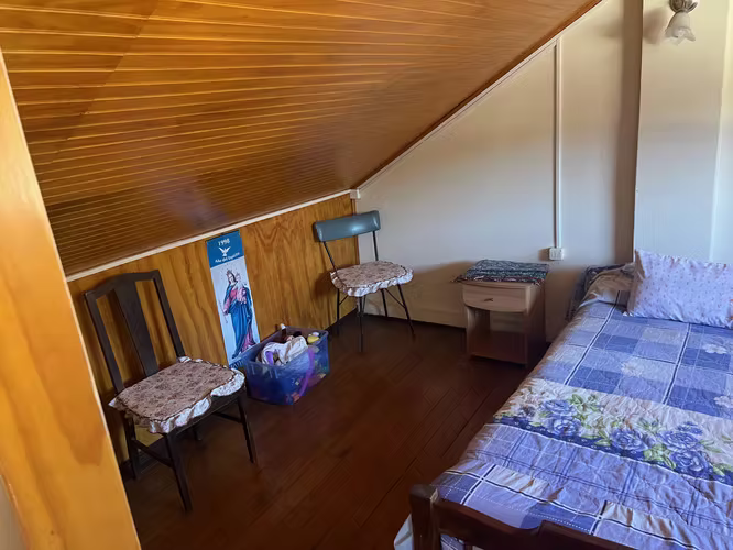 Vendo amplia casa de 2 pisos en F.de Petris 2340