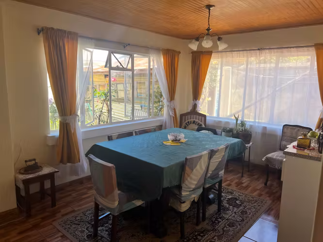 Vendo amplia casa de 2 pisos en F.de Petris 2340