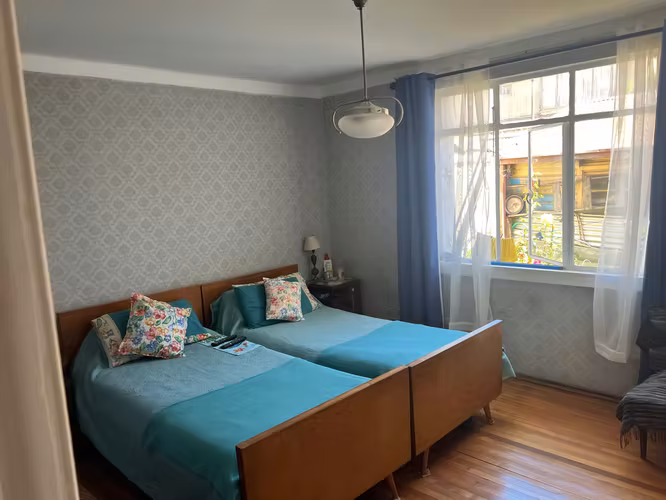 Vendo amplia casa de 2 pisos en F.de Petris 2340