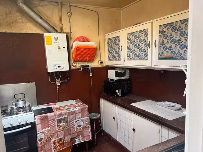 Vendo amplia casa de 2 pisos en F.de Petris 2340