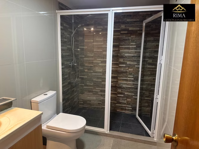 Departamento familiar en tercer piso: amplio living comedor, 4 dormitorios y 3 baños - Imagen 11